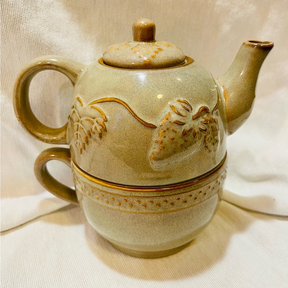 Small teapot and cup stackable combo set. Can steep a single cuppa tea & reserve - Picture 1 of 11